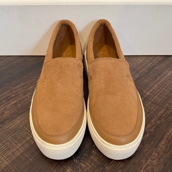 UGGS - Picture 2 of 7